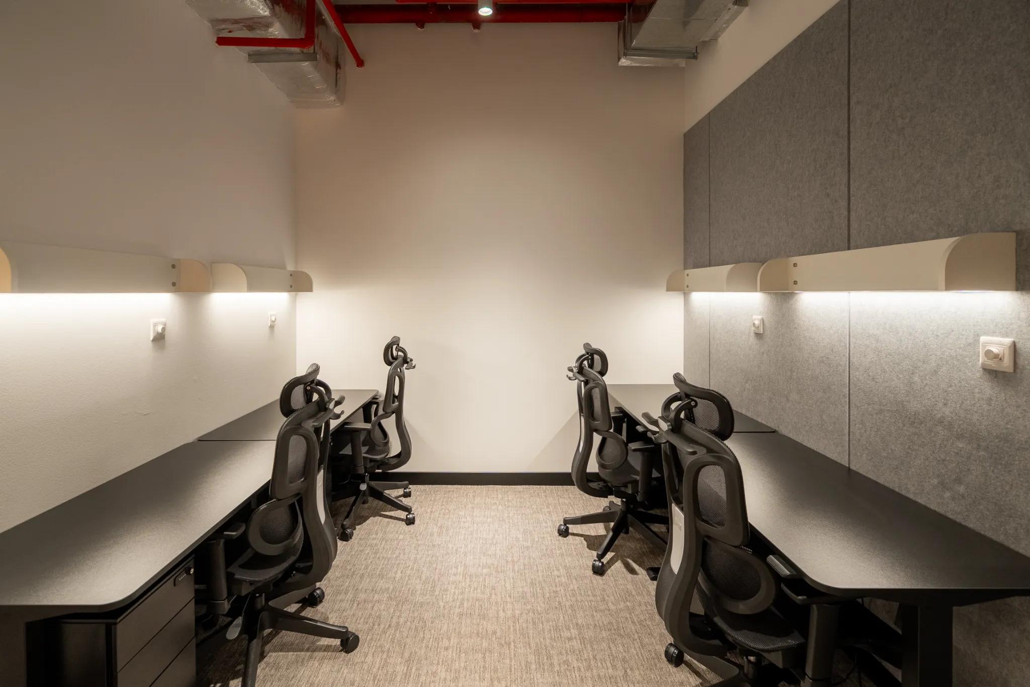 4 Pax Day Office
